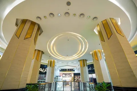 تيجان الأعمدة الذهبية أسفل سقف البهو