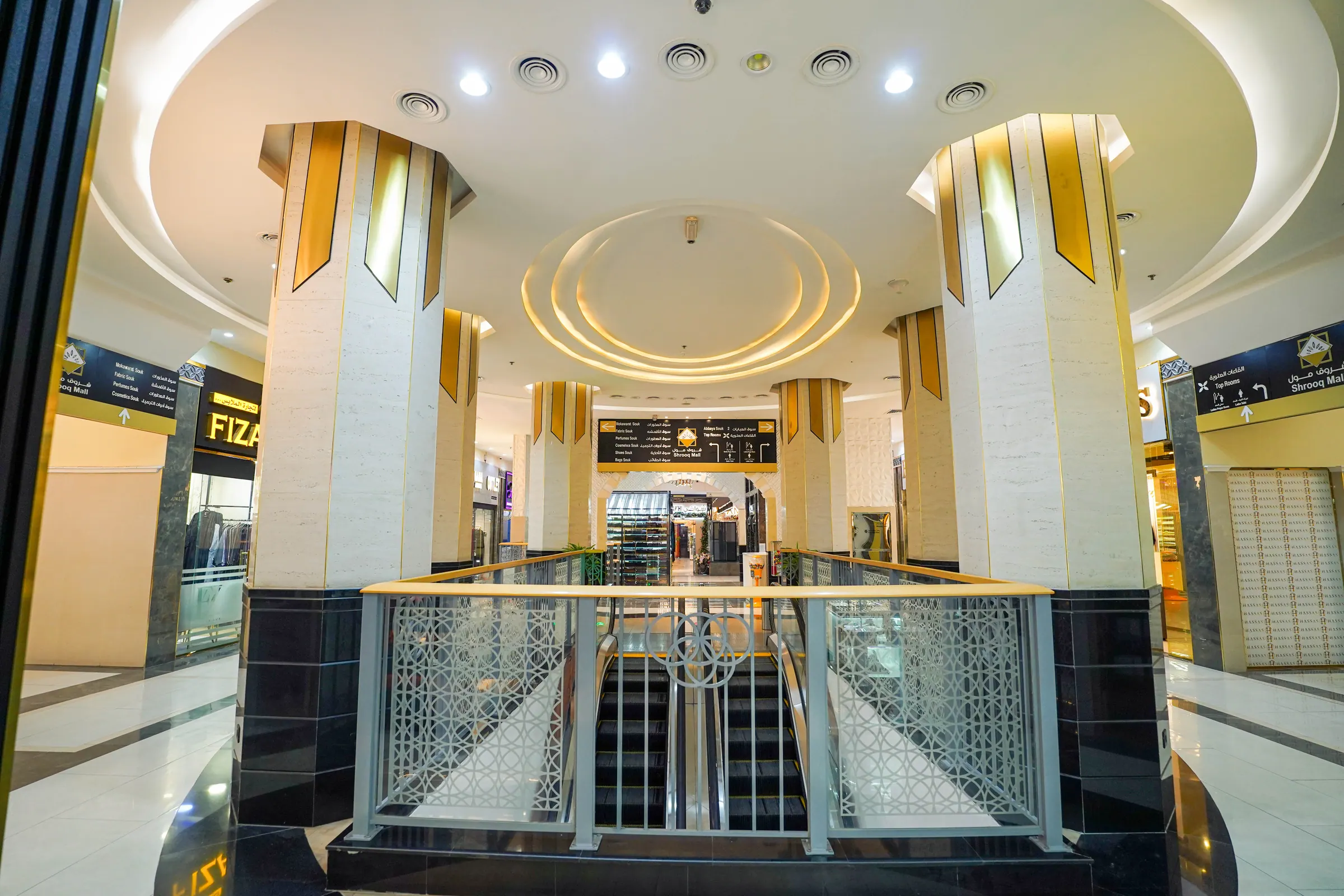 Upper escalator landing with mashrabiya balustrade