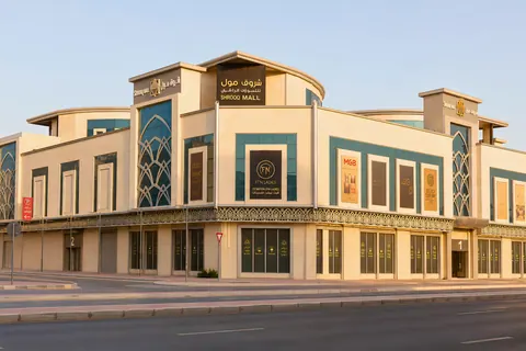 لوحة شروق مول أعلى المظلة المنحنية للمدخل