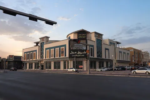 شروق مول من زاوية الشارع مع واجهة المواقف