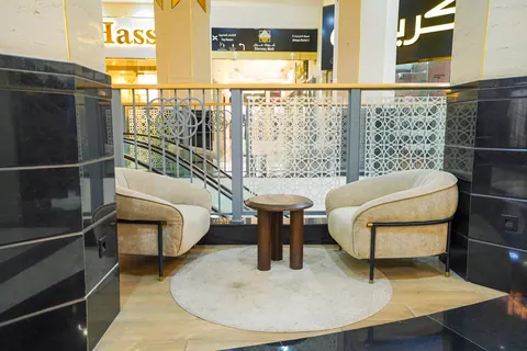 صالة الميزانين المطلة على طابق المحلات