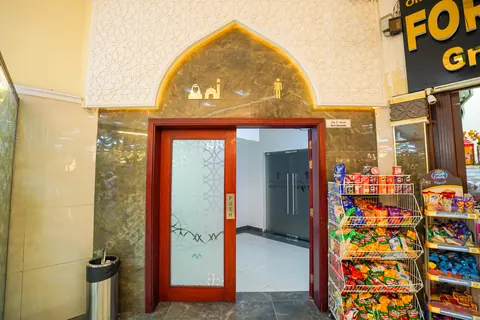 مدخل المصلى في طابق المحلات