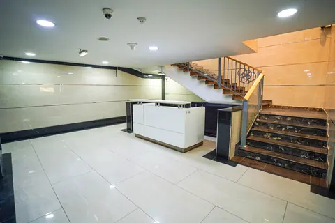 نواة الدرج بدرجات حجرية ودرابزين معدني