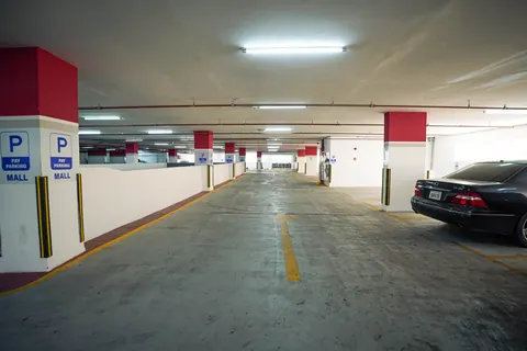 ممر المواقف مع لافتات مدخل المول