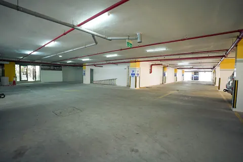 طابق مواقف بتهوية طبيعية