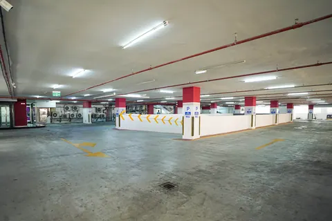 منظر عام لطابق المواقف مع غرف الخدمات