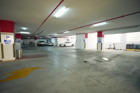طابق المواقف بضوء طبيعي من الفتحات المحيطة