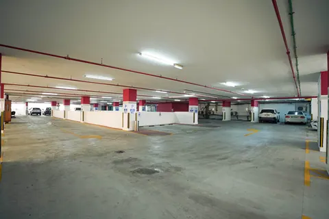 سطح مواقف مفتوح بارتفاع واضح