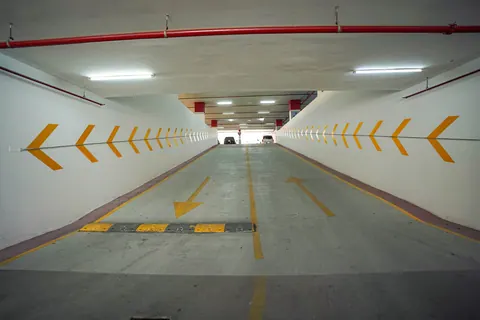 منحدر التوجيه بين طوابق المواقف