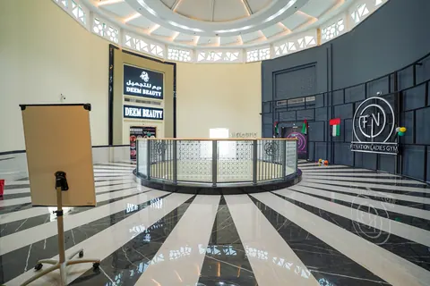 طابق صالات العرض الثاني حول الردهة المركزية
