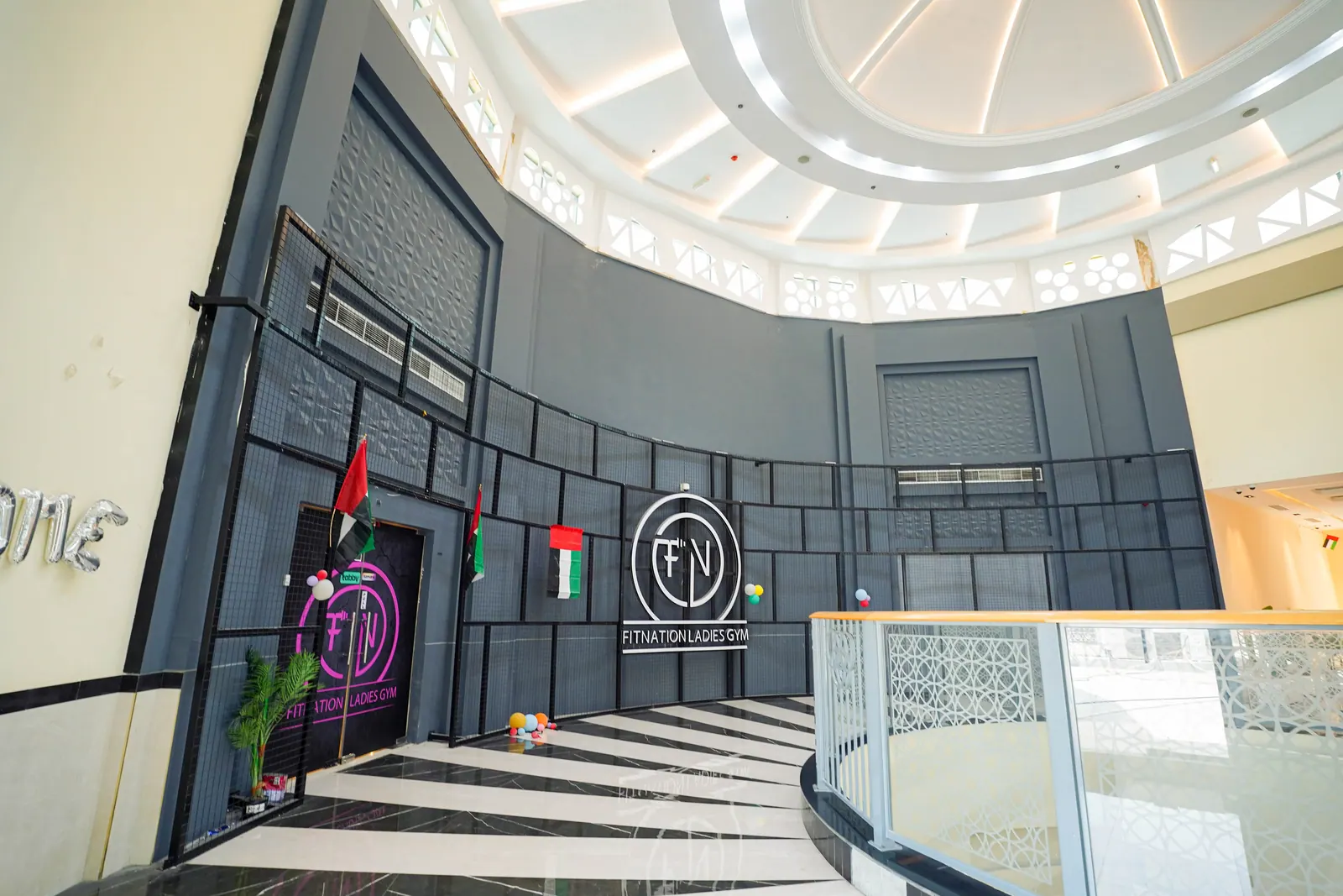 ممرات طابق صالات العرض والجدران المخرمة