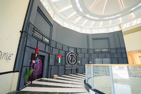 ممرات طابق صالات العرض والجدران المخرمة