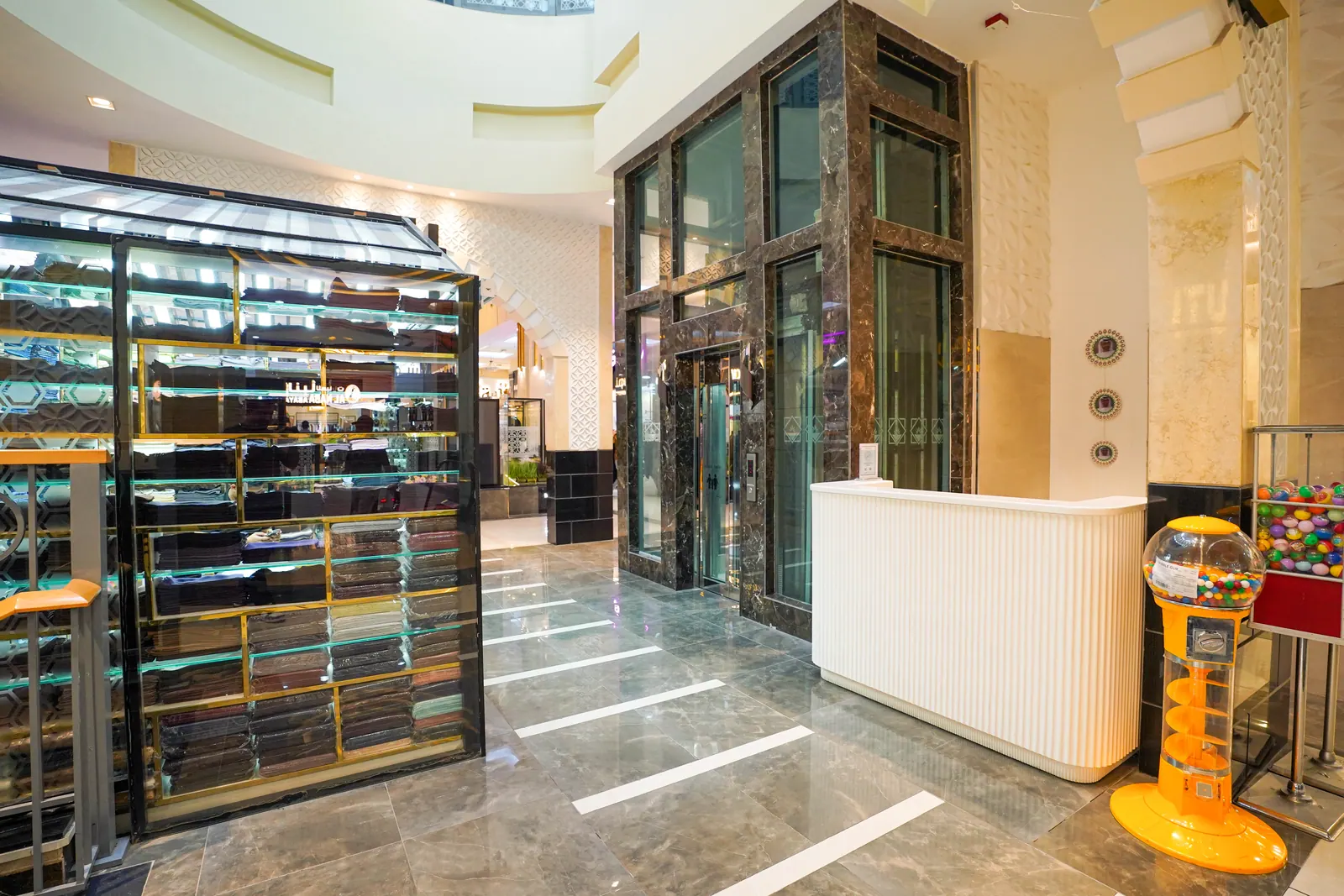 واجهات عرض العطور والتجميل بجوار كاونتر الخدمة