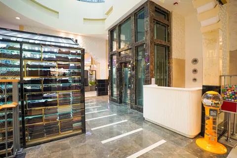 واجهات عرض العطور والتجميل بجوار كاونتر الخدمة