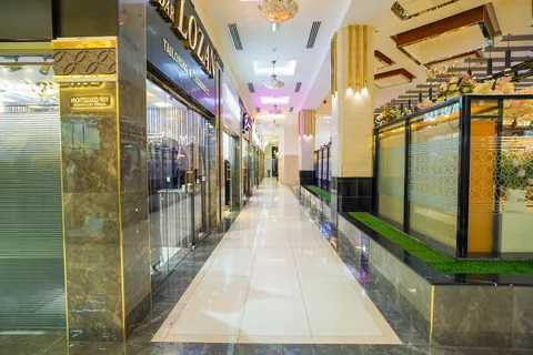 ممر السوق بأعمدة مكسوة بالرخام