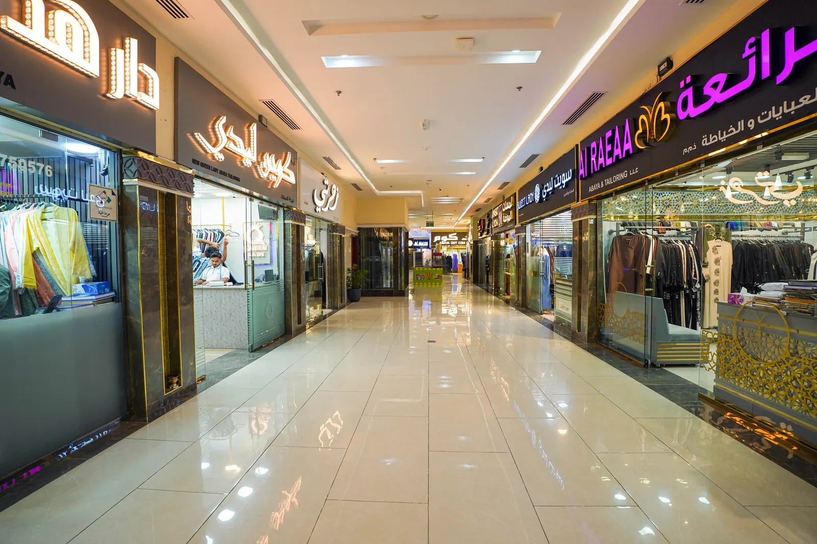ممر السوق بأشرطة لافتات مضاءة