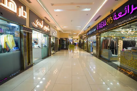 ممر السوق بأشرطة لافتات مضاءة