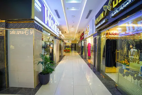ممر السوق ولافتات المحلات أعلى الواجهات