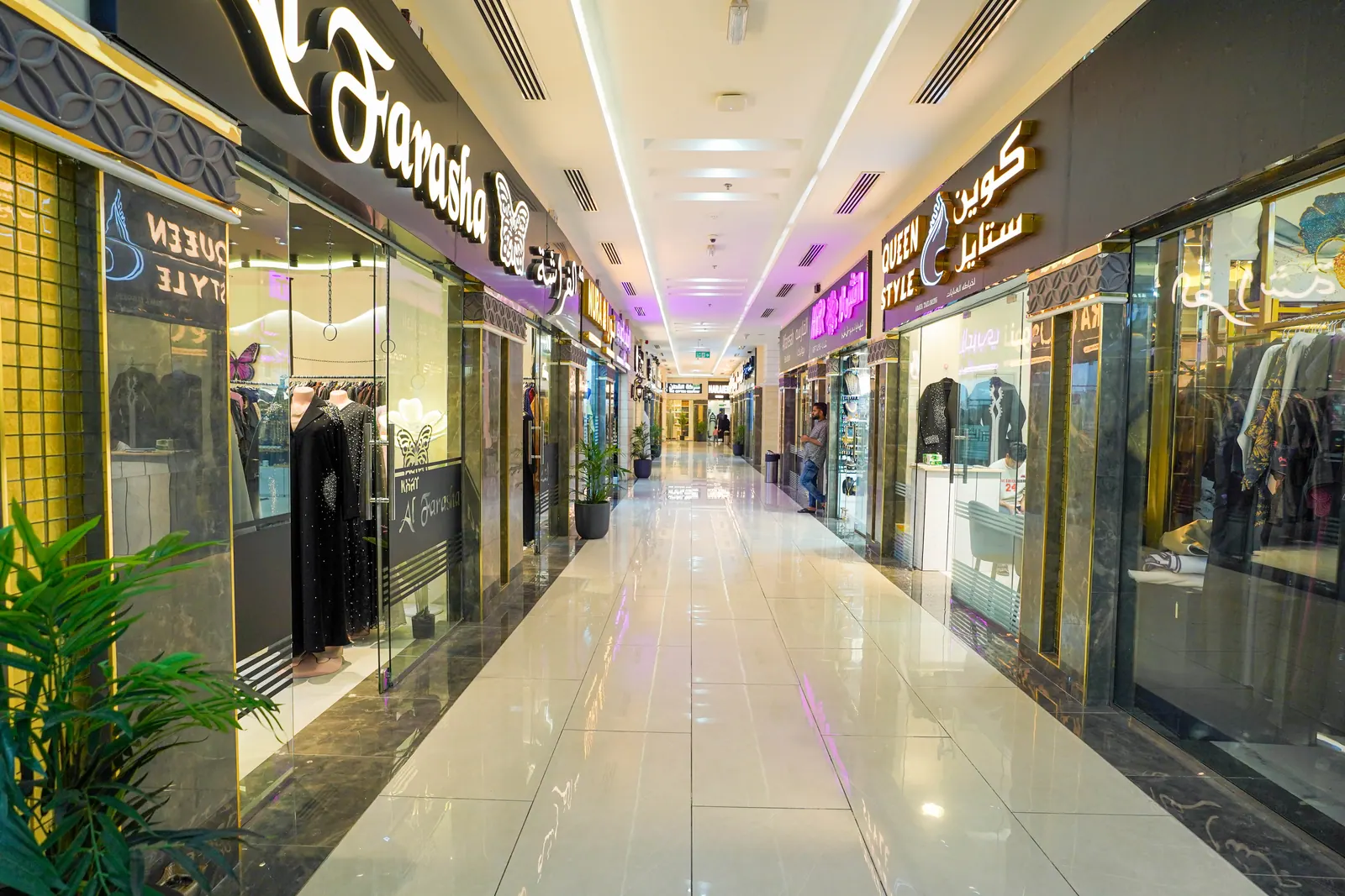 ممر السوق بواجهات زجاجية مرتفعة