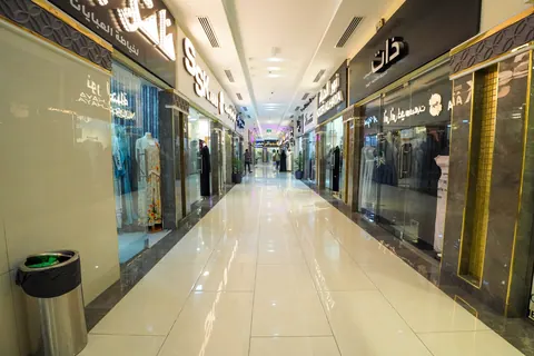 ممر تجاري بواجهة علوية مضاءة متصلة