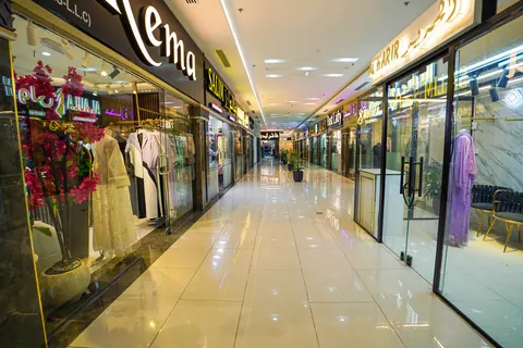 ممر السوق مع عارضات الأزياء أمام الواجهات