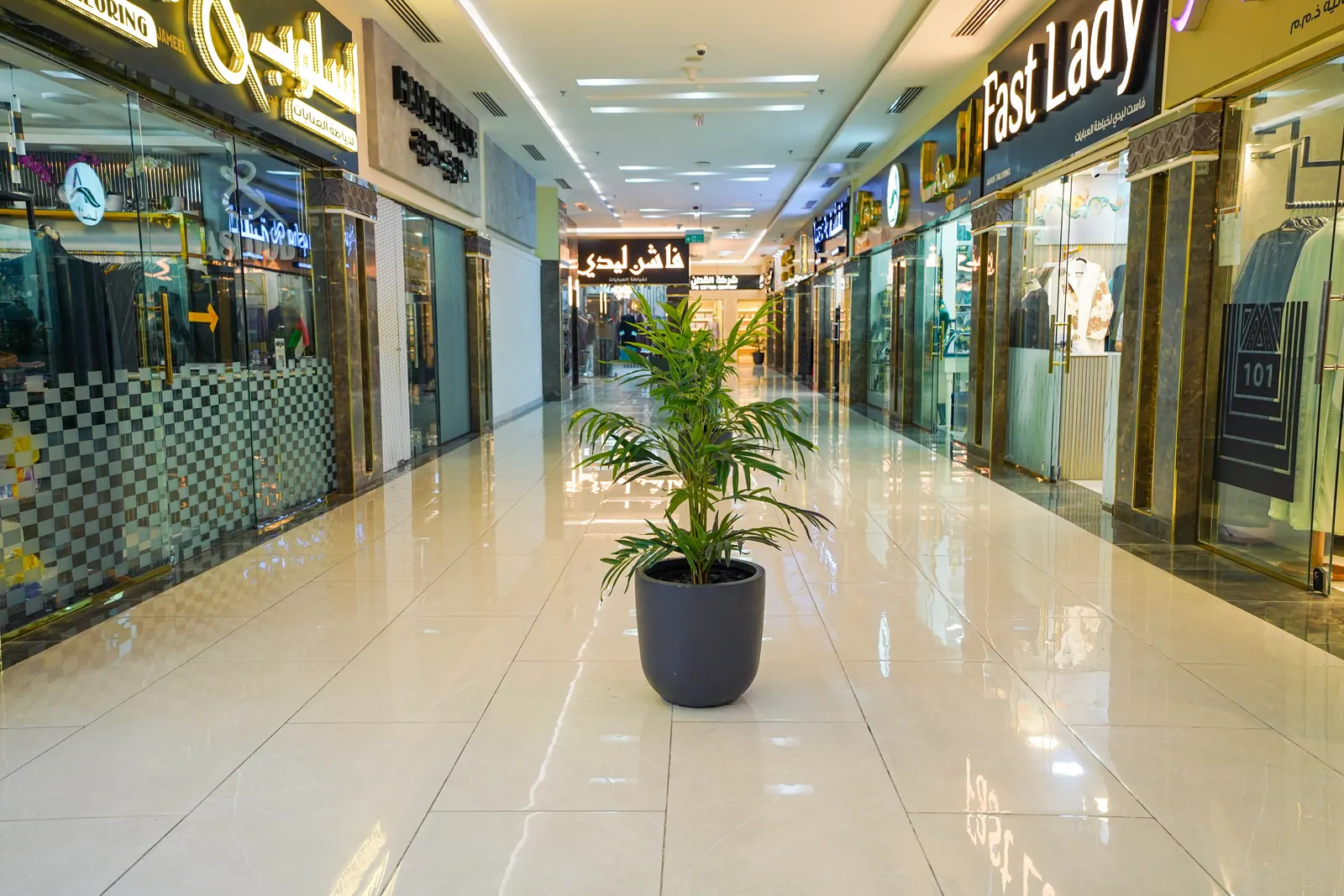 ممر سوق مضيء بانعكاسات على الأرضية المصقولة
